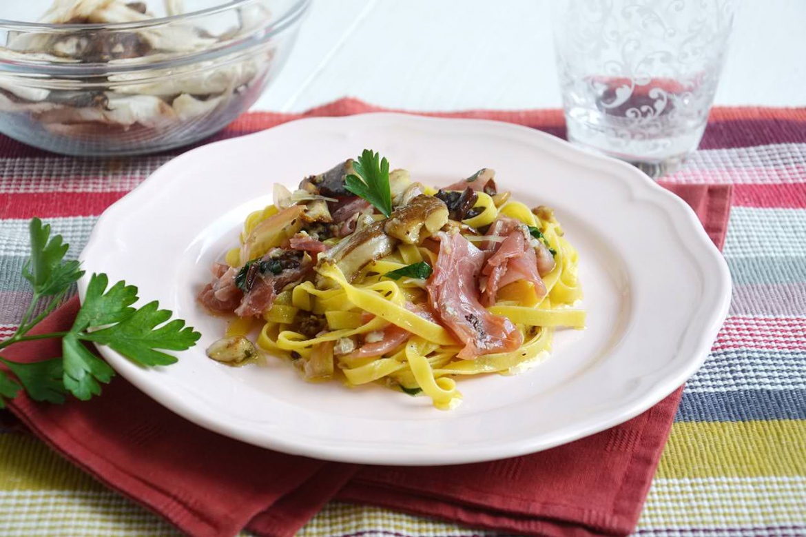 Tagliatelle porcini e prosciutto