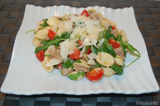 Orecchiette con salsiccia e rucola
